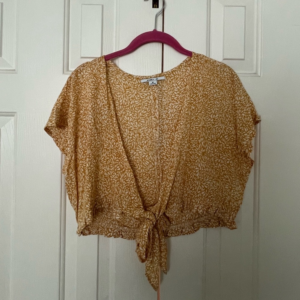 Beachy yellow front tie top 🤍